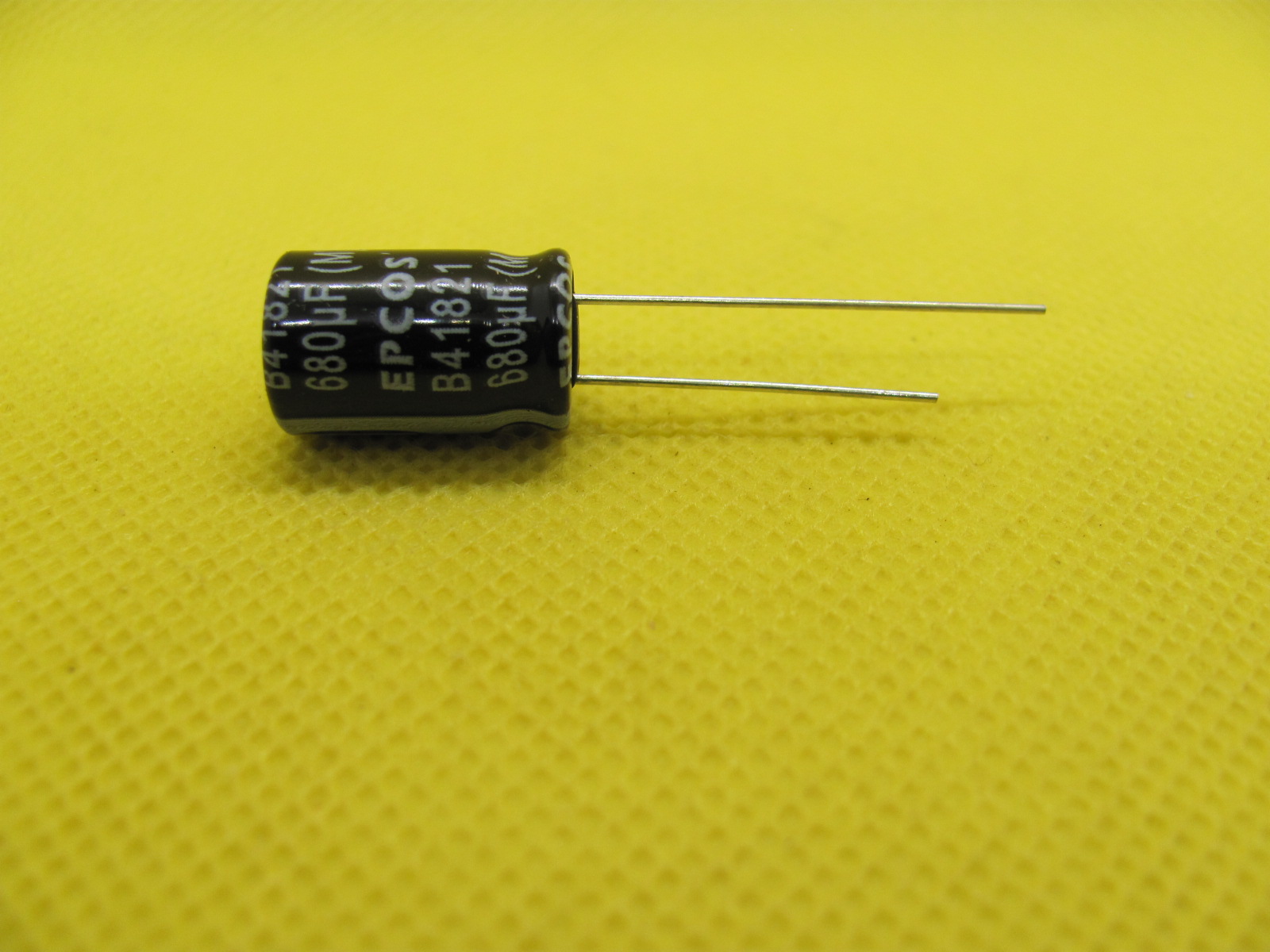 15313954256-680uf-25v