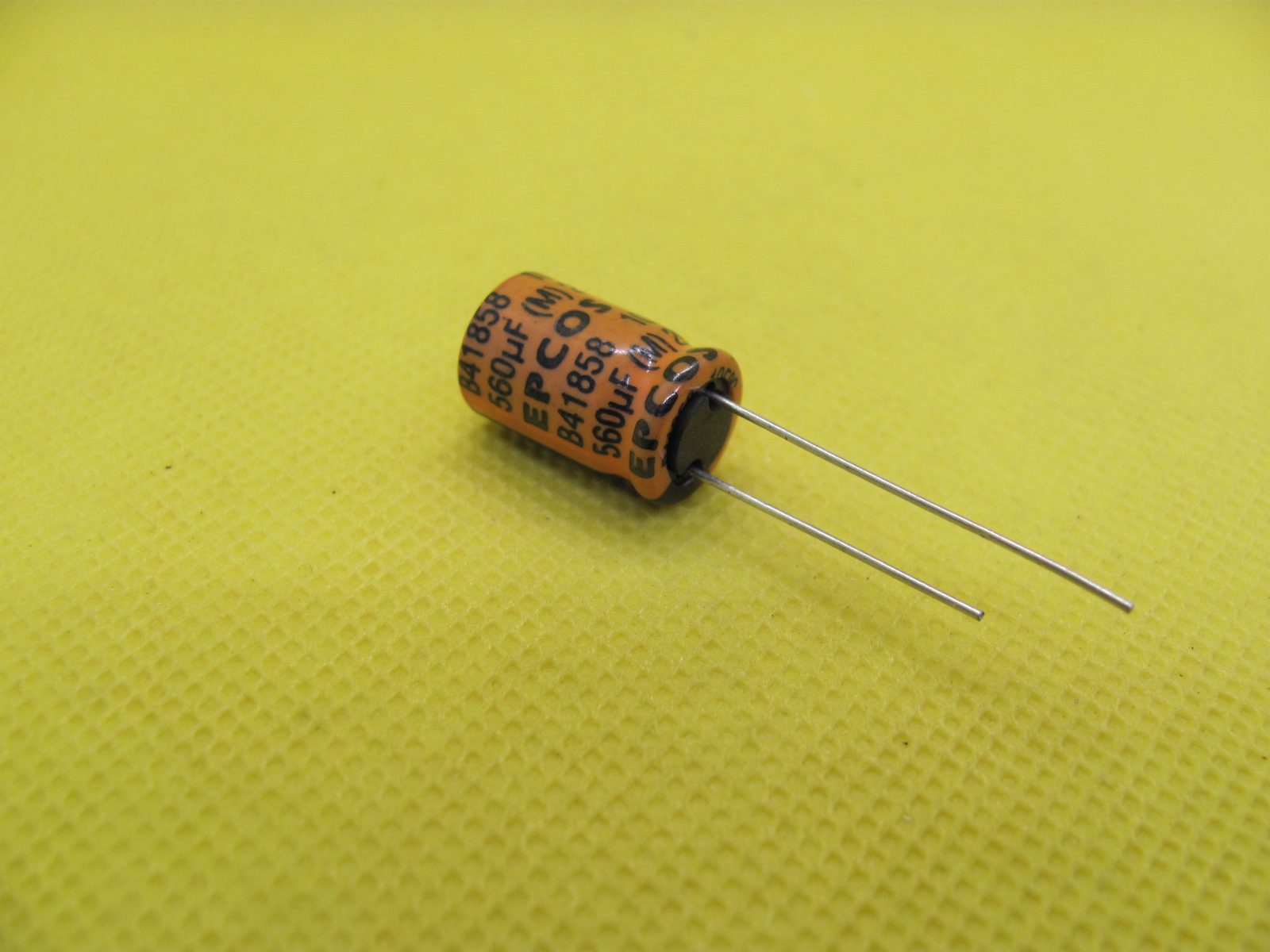 15343202594-560uf-25v